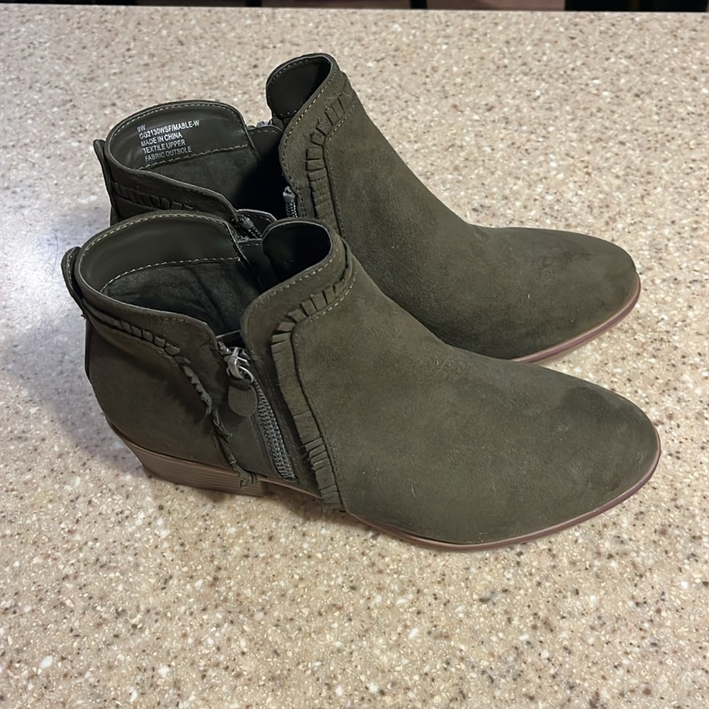 Mia Ruffle Bootie - Picture 4 of 8